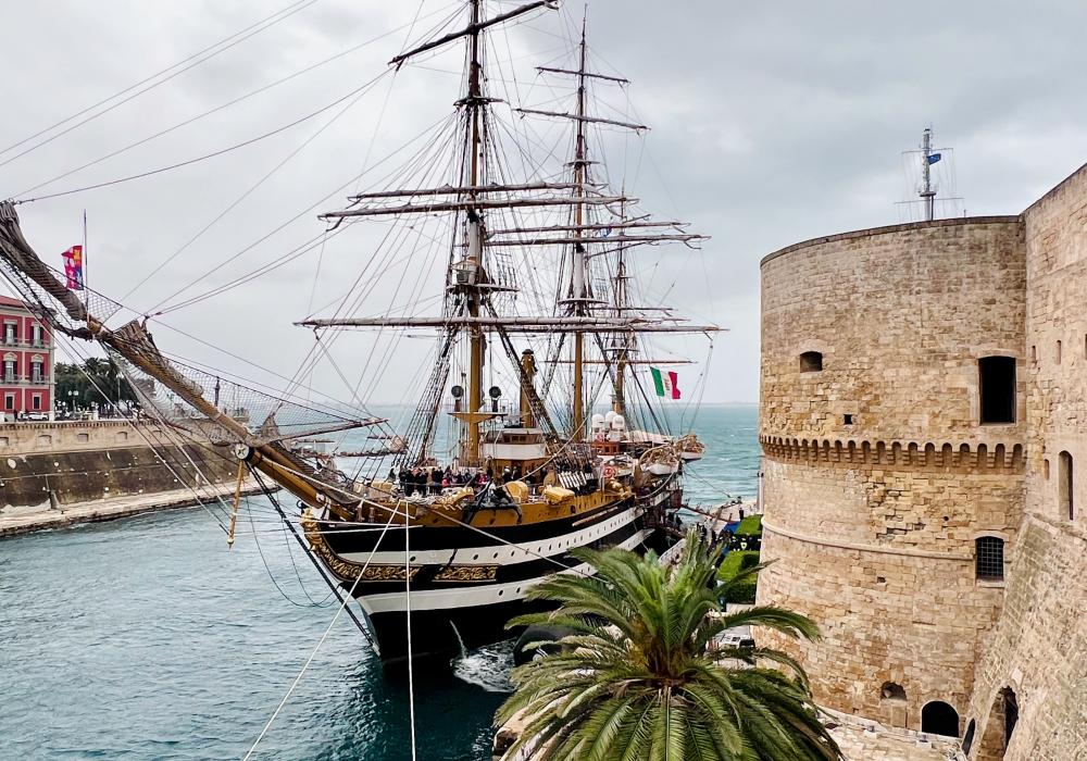 Castello Aragonese (taranto) & Amerigo Vespucci