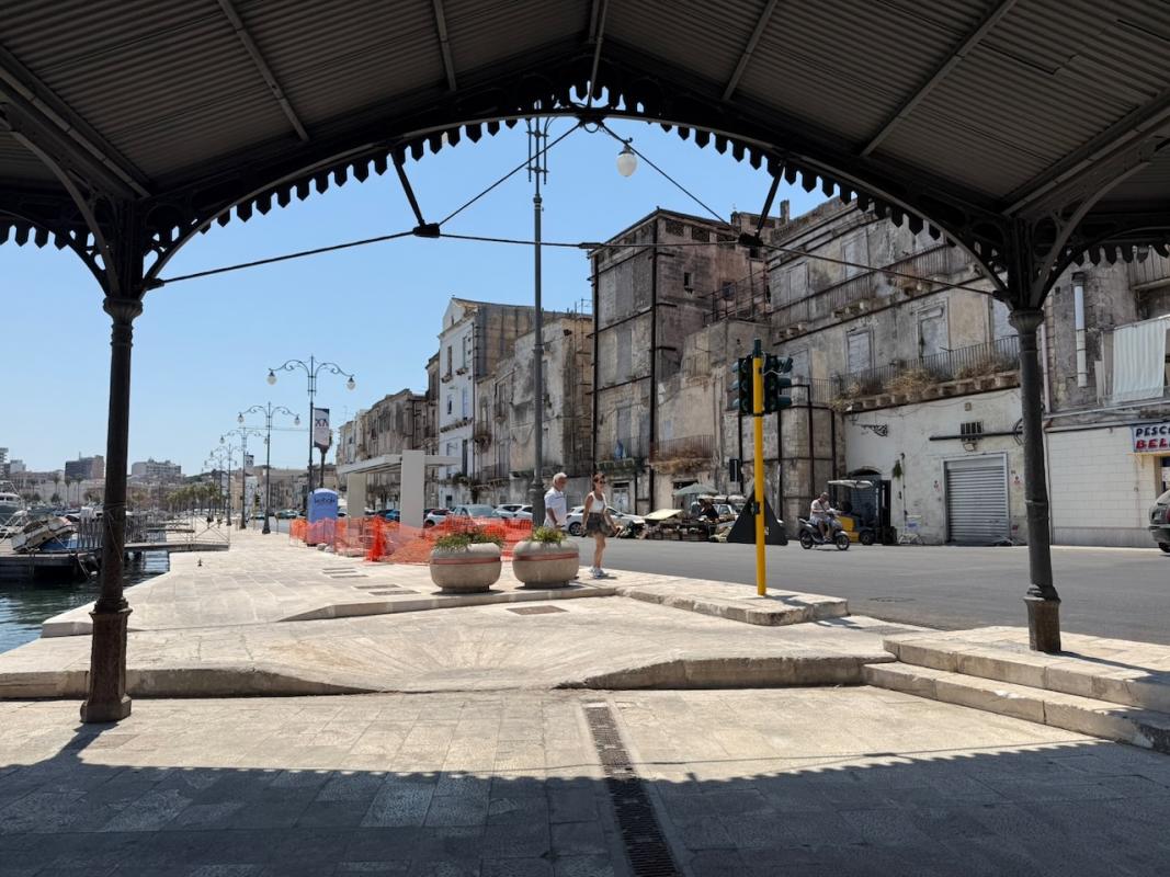 Pensilina BRT fuori contesto in Via Garbaldi - Citta Vecchia - Taranto