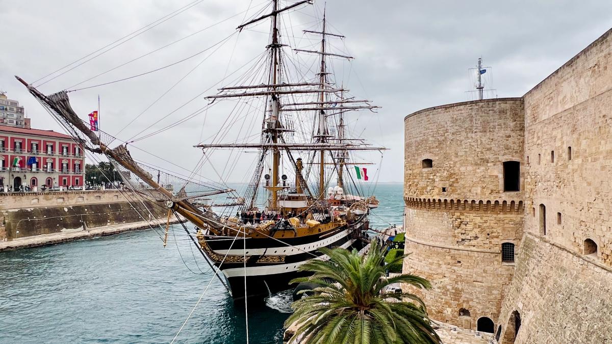 Castello Aragonese (taranto) & Amerigo Vespucci