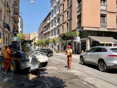 Lavori stradali in completa insicurezza in mezzo al traffico