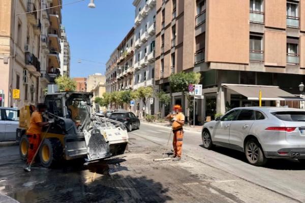 Lavori stradali in completa insicurezza in mezzo al traffico